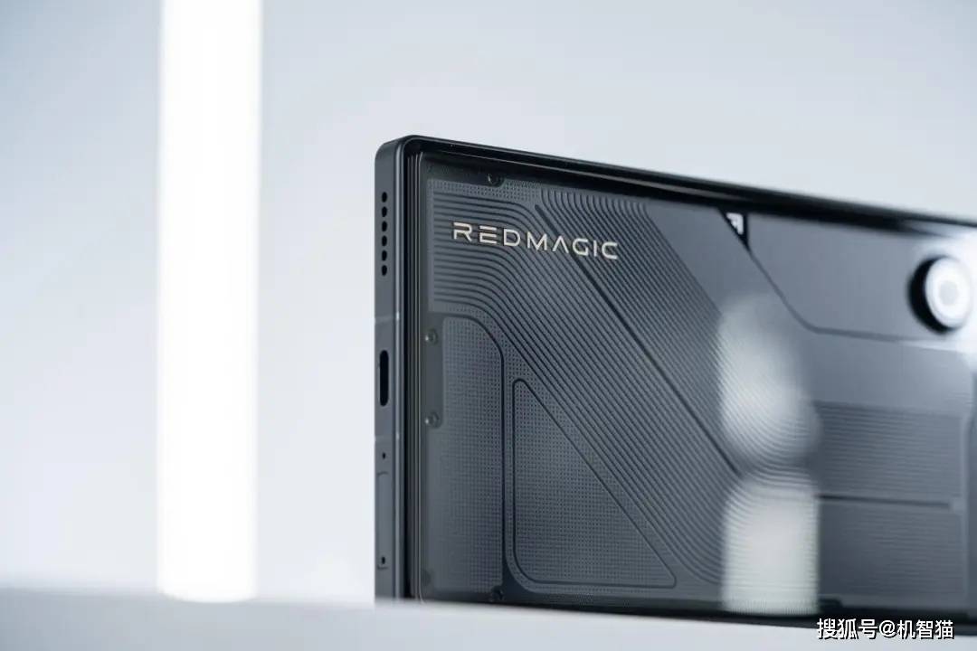 红魔11 Air测评：游戏手机的巧妙平衡点