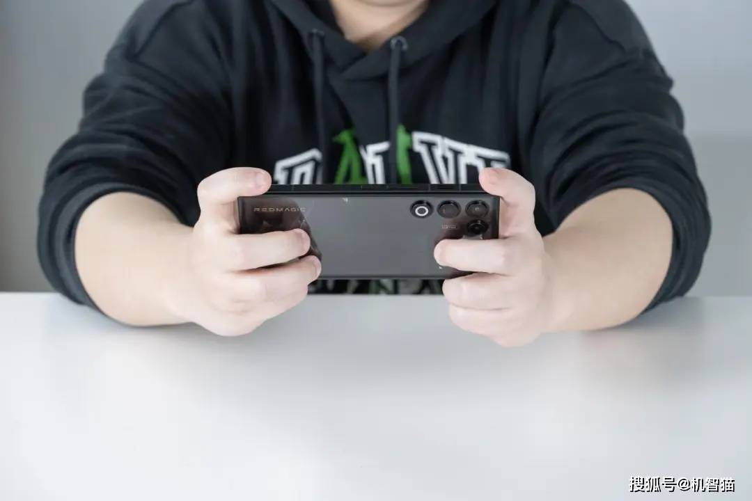红魔11 Air测评：游戏手机的巧妙平衡点